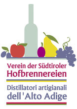 I Distillatori Artigianali dell’Alto Adige hanno ora un logo comune, che rappresenta la varietà dei prodotti e le persone che vi dedicano il loro impegno.  Li caratterizza la passione per distillati pregiati e liquori. La loro offerta spazia da grappe intense, acquaviti di frutta e liquori alla frutta fino a distillati derivati da antiche varietà di frutta e frutti di bosco.  Inoltre i nostri membri non fanno mancare i prodotti di tendenza come il rum e il gin!